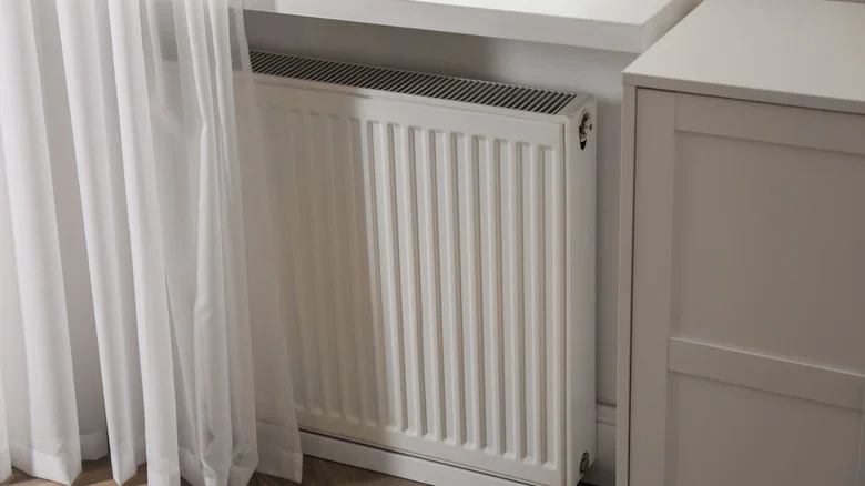Ce distanță trebuie să lași între perdea și calorifer pentru o circulație optimă a aerului cald?
