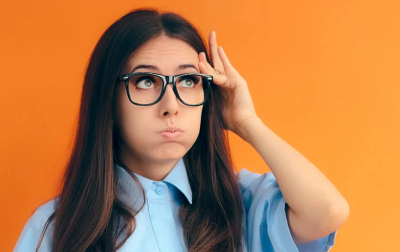 Ce înseamnă când ai impresia că uiți cuvinte simple? Când e normal și când nu