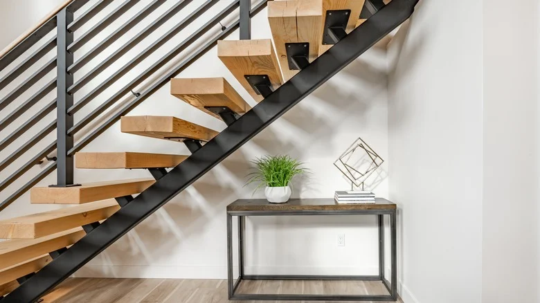 Ce să faci cu spațiul mort de sub scări într-o casă cu etaj?