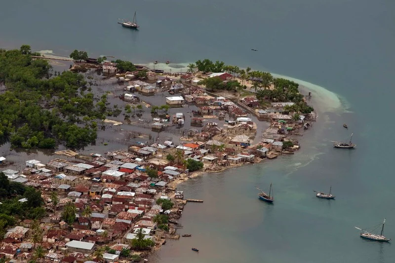 Cum afectează creșterea nivelului mărilor orașele de coastă și ce măsuri de protecție există?