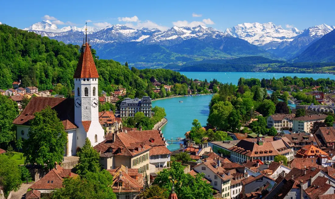 Cum reușește Elveția să funcționeze cu patru limbi oficiale fără conflicte culturale?