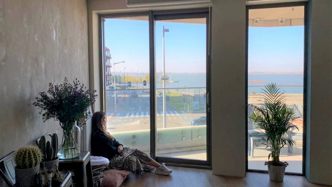 De ce anumite popoare nu folosesc perdele la ferestre și ce spune asta despre cultura lor?