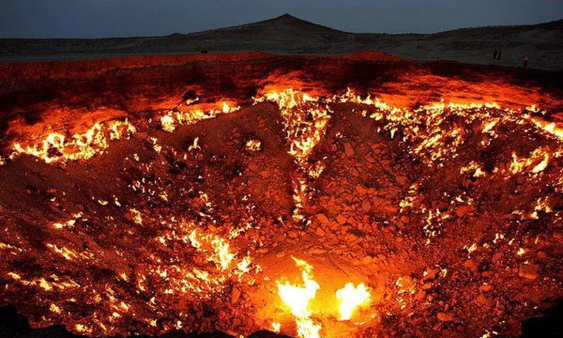 De ce există locuri în care focul iese direct din sol? Explicații geologice pentru fenomene rare