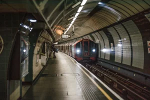 De ce unele orașe mari nu au rețea de metrou și cum se descurcă locuitorii fără ea?