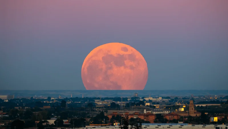 De ce uneori luna apare mult mai mare la orizont? Iluzia lunară vs. explicațiile optice reale