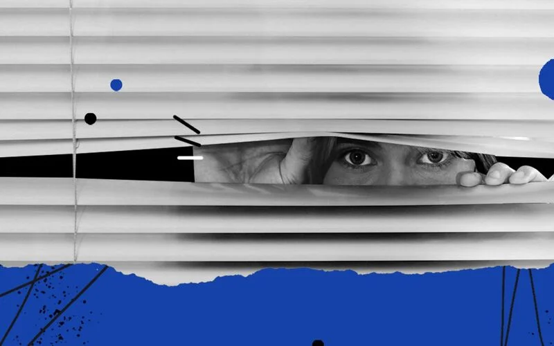 Cum explică știința senzația că „cineva te privește” chiar și când ești singur în cameră?