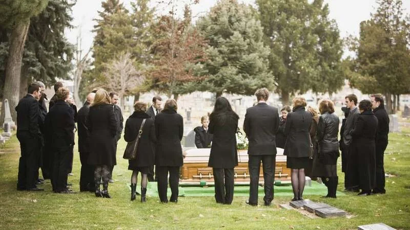 De ce se poartă haine negre la înmormântare doar în unele culturi? Semnificația culorilor în ritualuri funerare