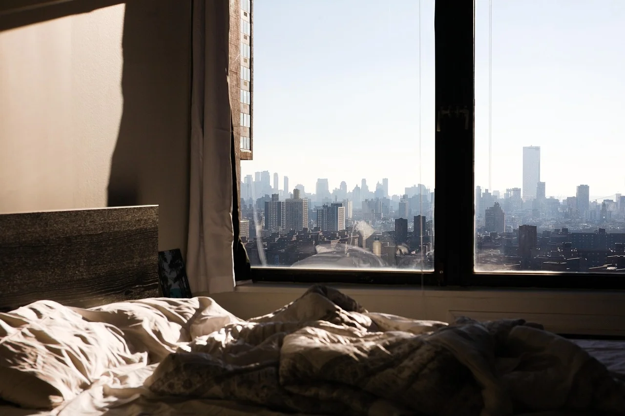 Dormitul cu ferestrele deschise vara: Avantaje reale și probleme posibile