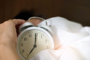 Ce înseamnă dacă te trezești obosit chiar și după 8 ore de somn? Cauze frecvente și soluții