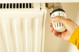Cât consumă o aerotermă față de un calorifer electric și ce variantă e mai eficientă?