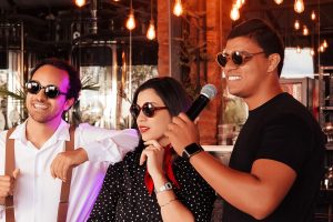 De ce karaoke-ul îi distrează chiar și pe cei care nu știu să cânte?