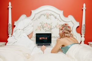 De ce unele seriale sunt mai plăcute dacă vezi câte un episod, iar altele te fac să le urmărești pe toate odată?