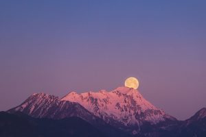 De ce există munți care continuă să crească și alții care devin tot mai mici?