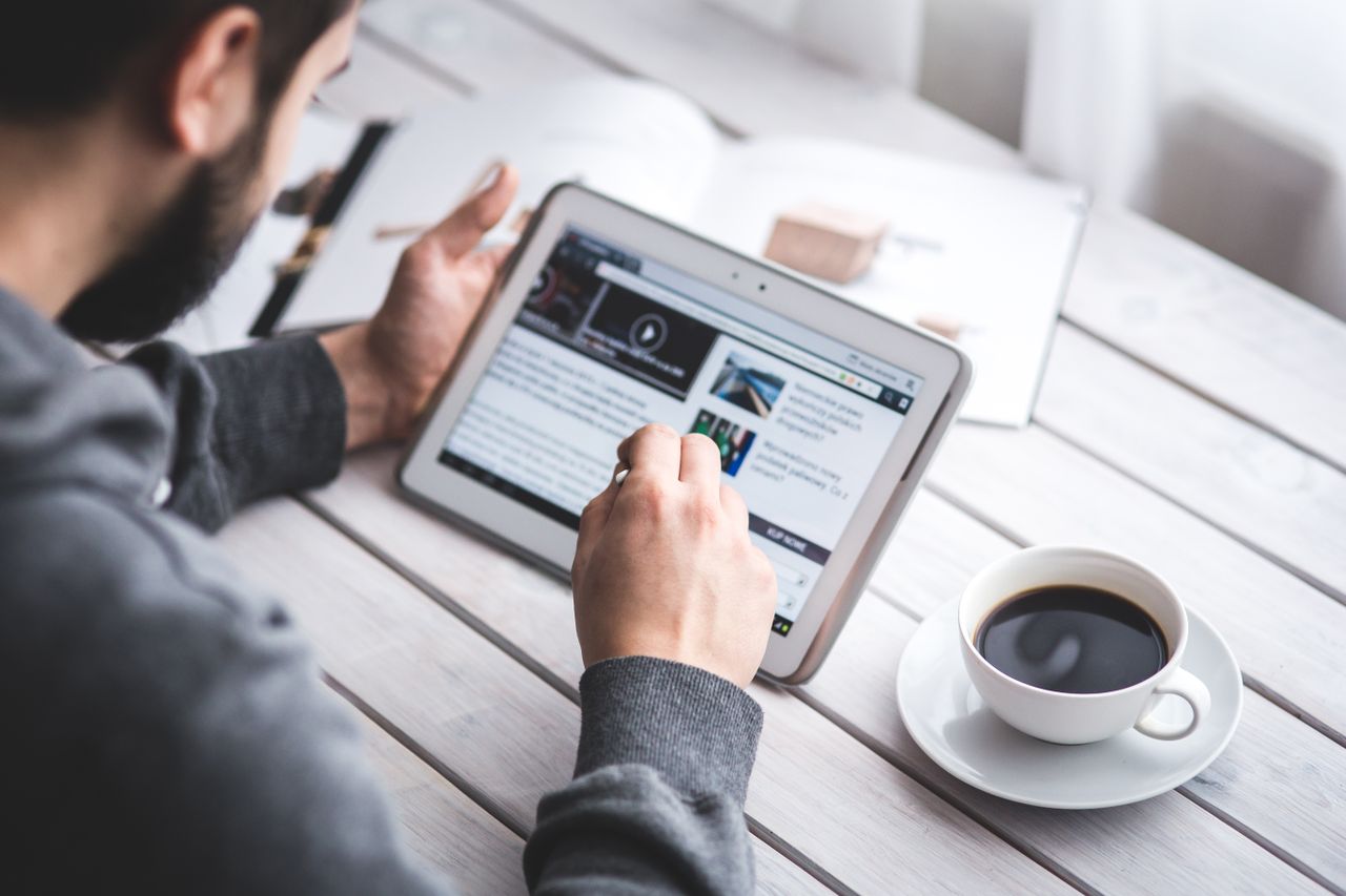 Felul în care ne informăm online ne influențează mai mult decât credem